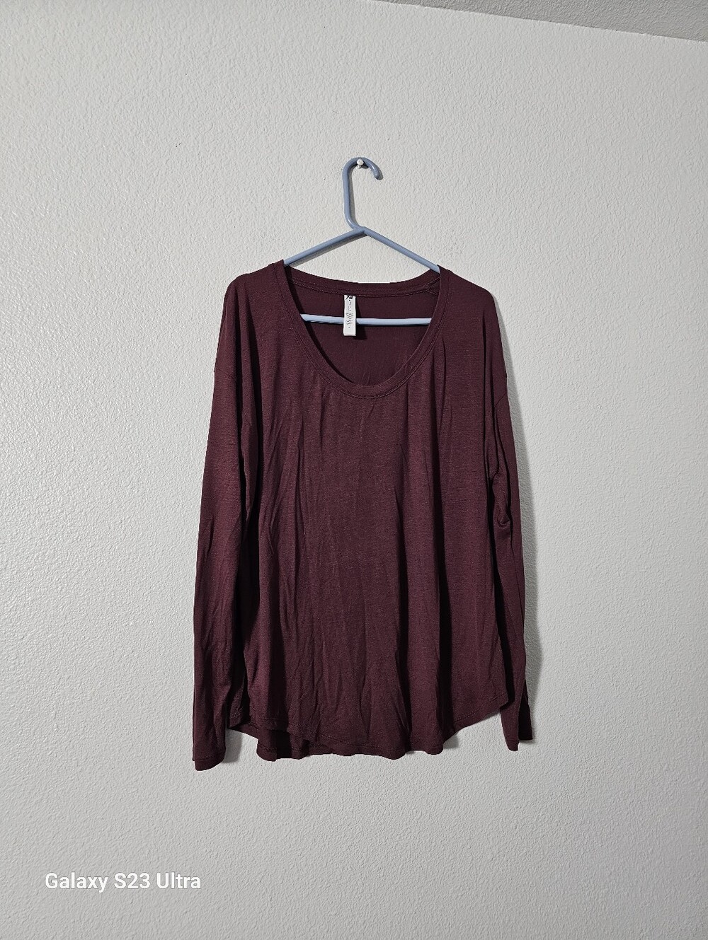 Athleta Long Sleeve Scoop Neck Tee in Burgundy Sz M